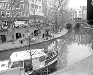 880650 Afbeelding van twee kunstenaressen met omstanders aan het werk op de werf langs de Oudegracht tussen de Jansbrug ...